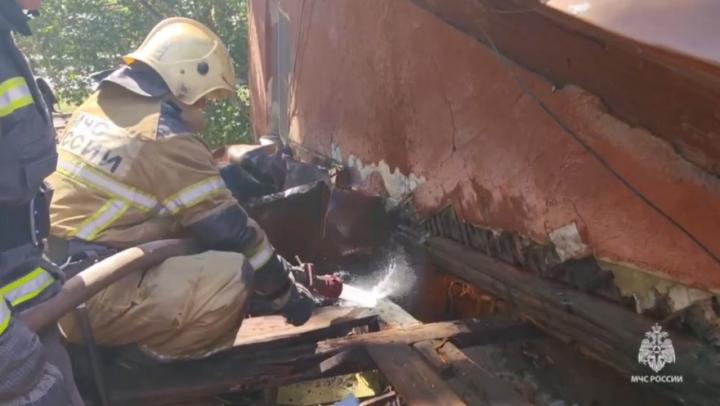 Короткое замыкание на чердаке: в Саратове тушили крышу в двухэтажке