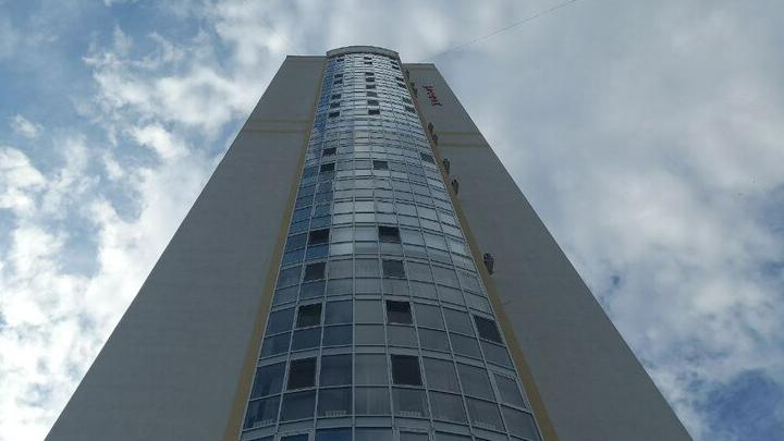 Житель Энгельса разбился при падении с высоты