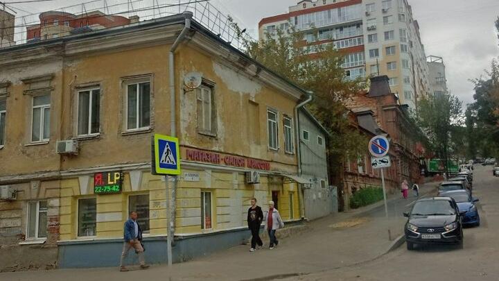 Сын спас пожилую мать из горящей квартиры в Саратове