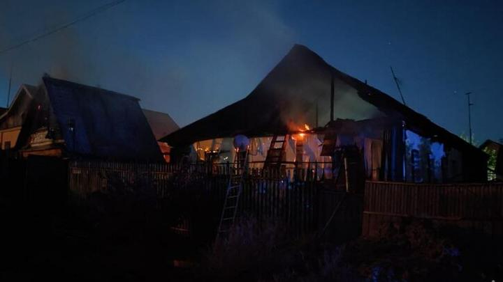 Частный дом полыхал в Заводском районе Саратова