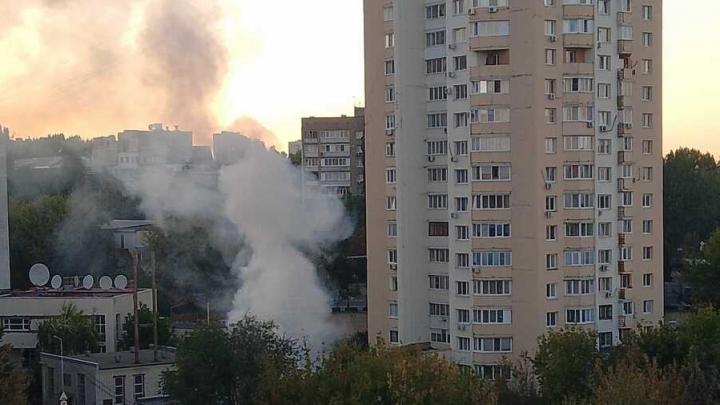 На 1-й Дачной задымилась хозпостройка рядом с трансформаторной будкой