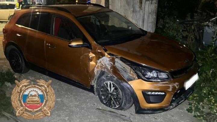 Ночью у усадьбы Тюльпиных в Саратове иномарка въехала в стоящие машины: пострадал пешеход