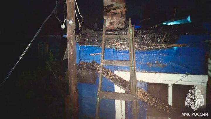 Мужчина отравился дымом на пожаре в Заводском районе Саратова