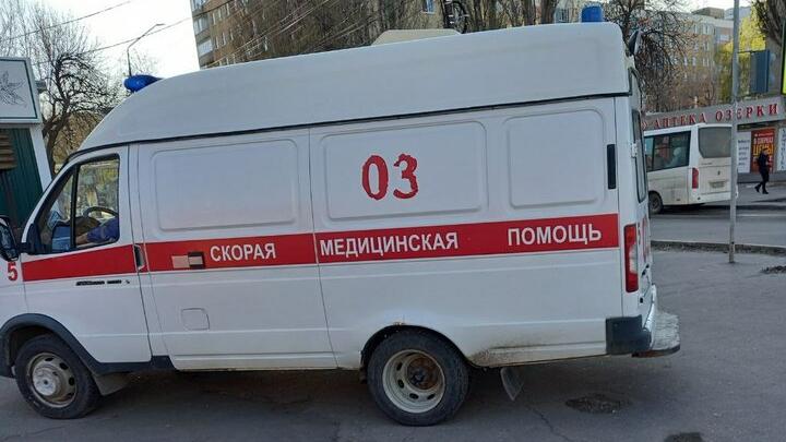 Чуть не вышиб «рогами» дверь: ревнивый балаковец «пересчитал» ребра сопернику