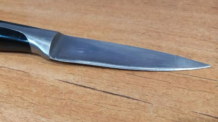 Житель Энгельсы пырнул ножом коллегу из-за денег