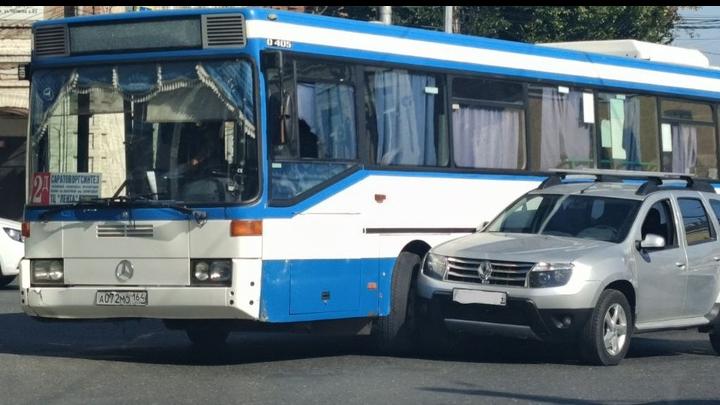 В центре Саратова автобус № 2Д попал в ДТП с иномаркой