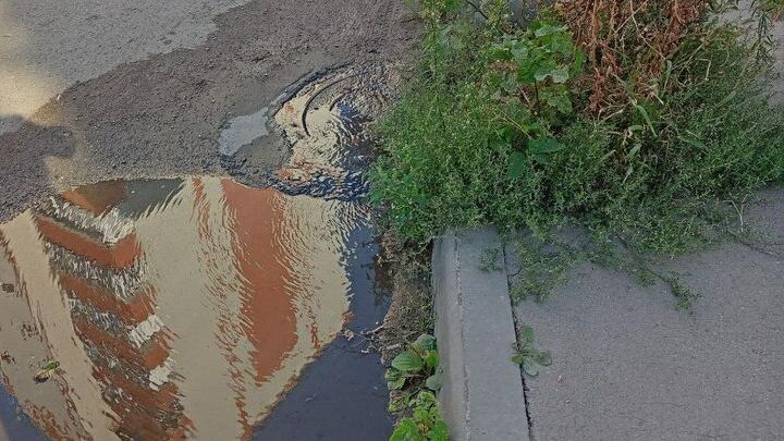 Две недели течет вода из колодцев на 1-м Жилучастке в Саратове