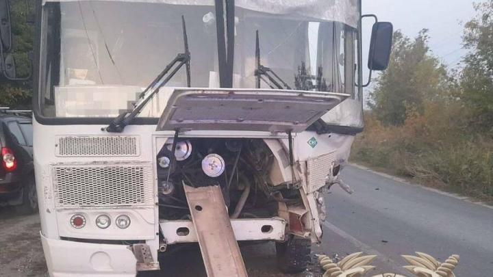 В Вольске автобус попал в аварию