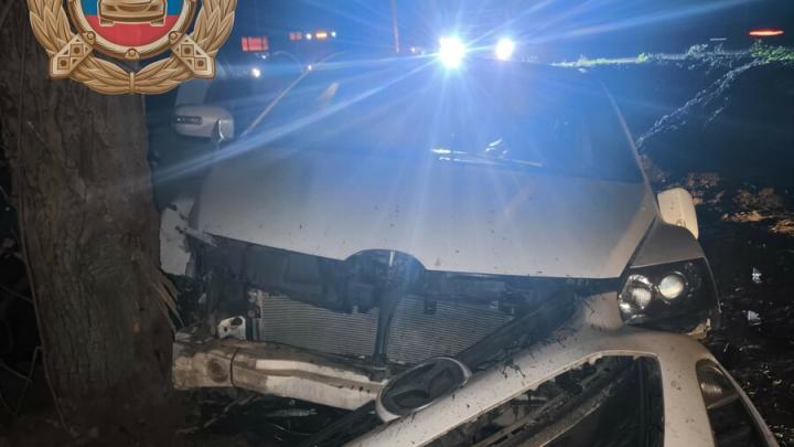 Mazda врезалась в дерево у села Шиханы: водитель в больнице