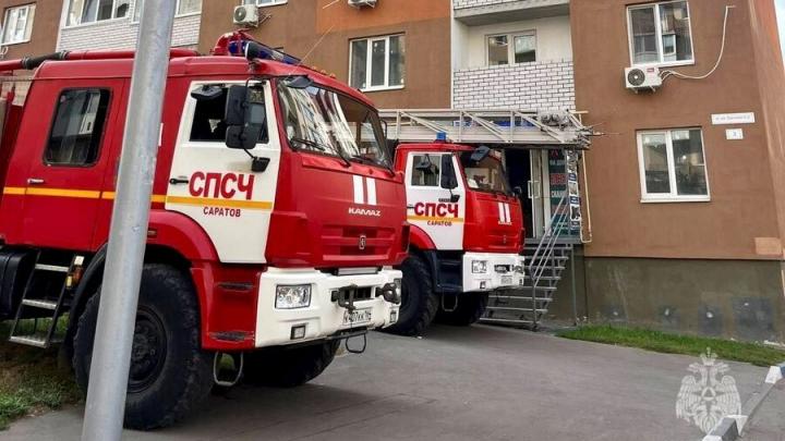 12 жильцов эвакуировали из дымящейся десятиэтажки в Саратове