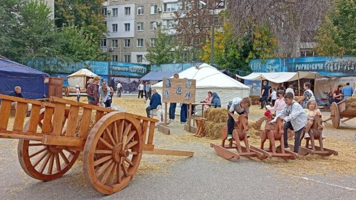 На фестивале "Укек" в Саратове чеканили монеты, вили верёвки, получали предсказания гадалок