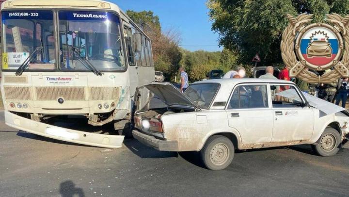 Автобус попал в массовое ДТП в Балашове