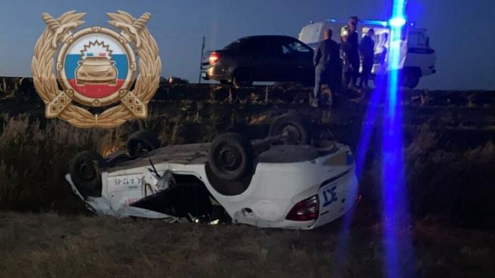 Мужчина разбился в перевернувшейся 