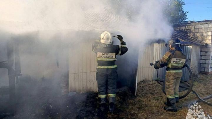 Крупный пожар тушили в саратовском селе