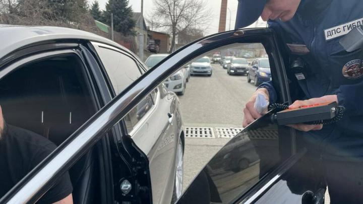 Саратовского водителя арестовали за тонировку