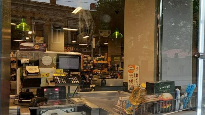 В Энгельсе продавец супермаркета похитила 17 тысяч рублей из кассы