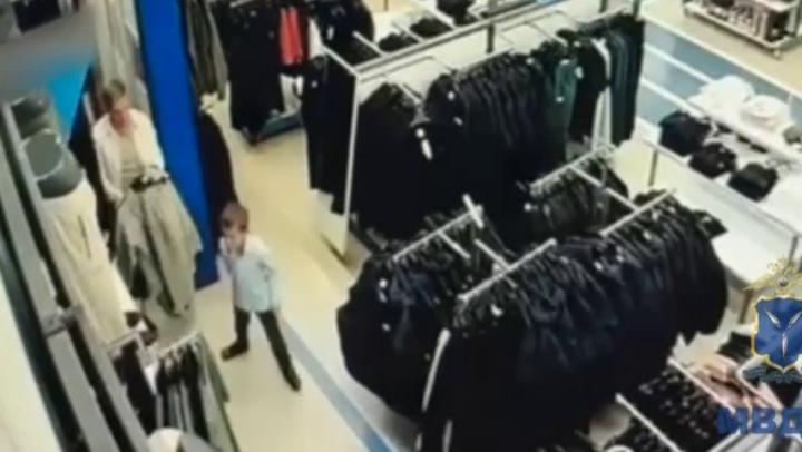 Саратовчанка покусилась на деньги в чужой сумке