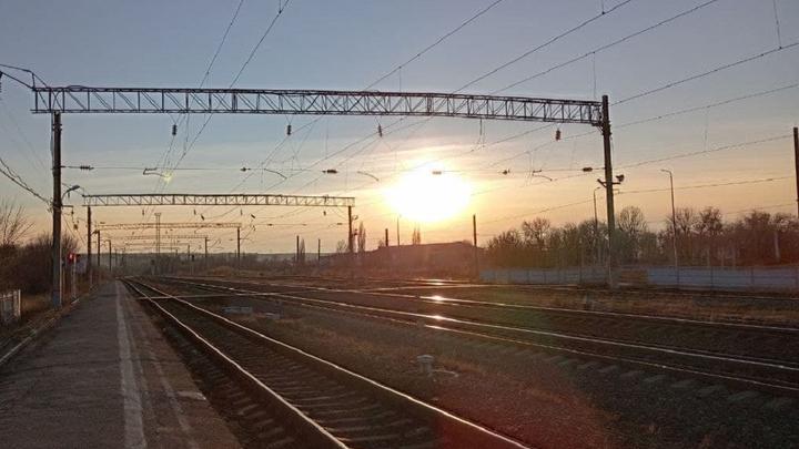 Водитель под Саратовом выскочил под грузовой поезд