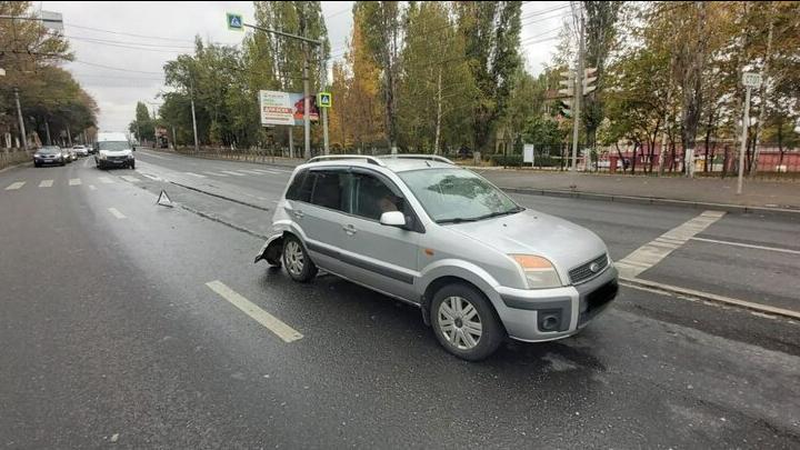 В Саратове микроавтобус попал в аварию: пострадала женщина