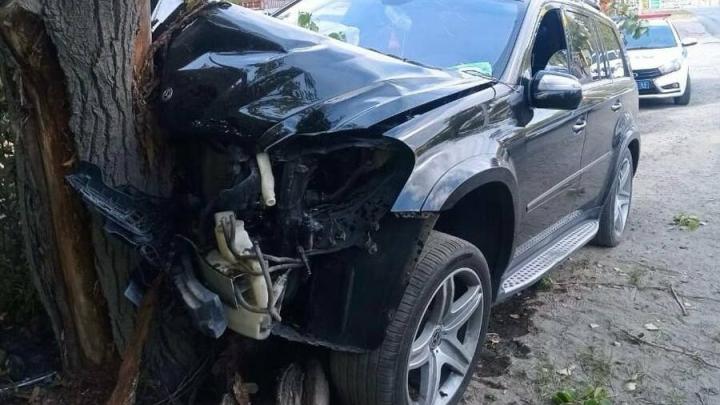 В Балакове Mercedes врезался в дерево
