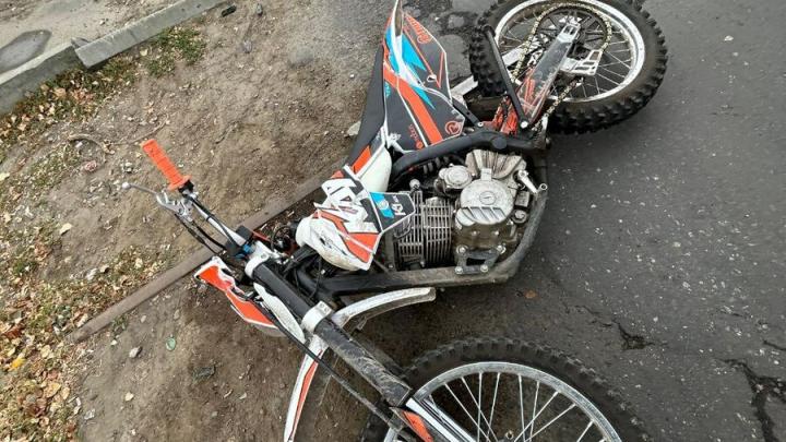 На 1-й Дачной в Саратове питбайкер попал в ДТП с иномаркой