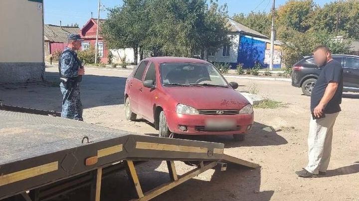 Житель Красного Кута может лишиться «Калины» из-за долгов