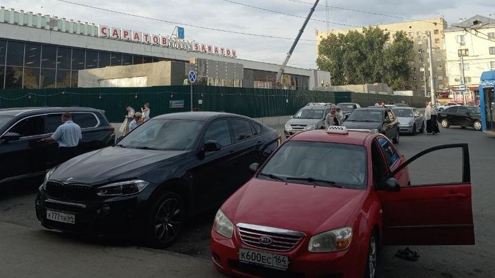 Юный житель Татищево протаранил чужую машину и попрыгал на крыше