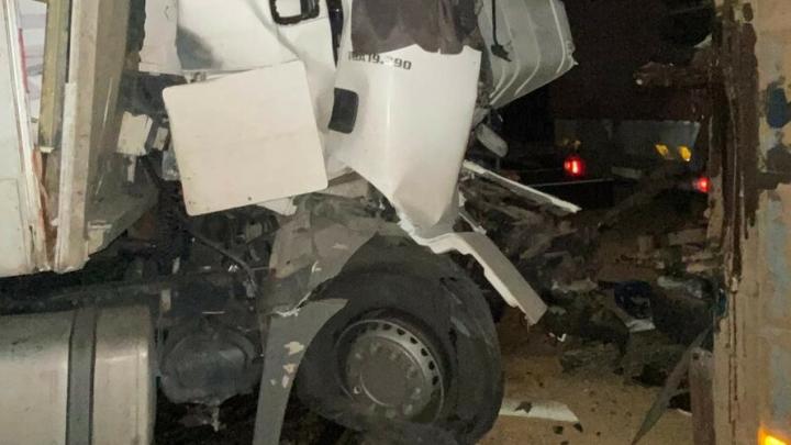 Два грузовика столкнулись в Вольском районе