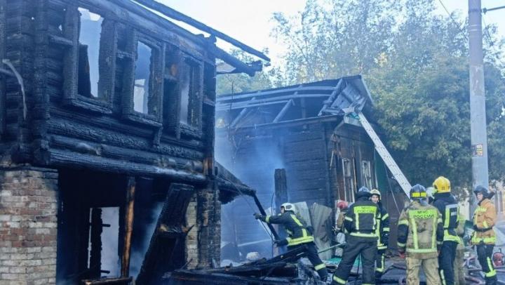 В Энгельсе три расчета тушат нежилой дом