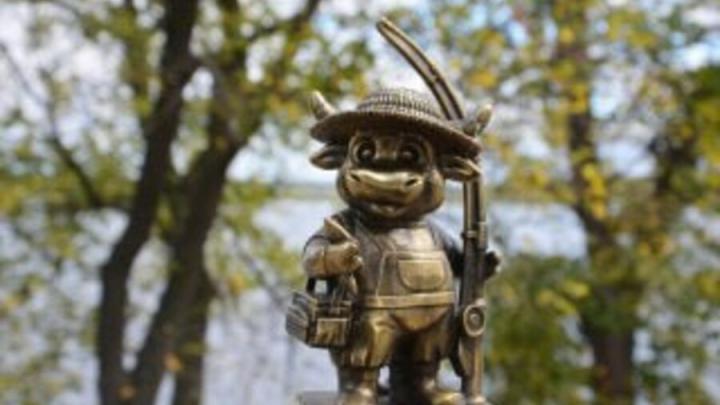 В Энгельсе вандалы повредили скульптуру бычка