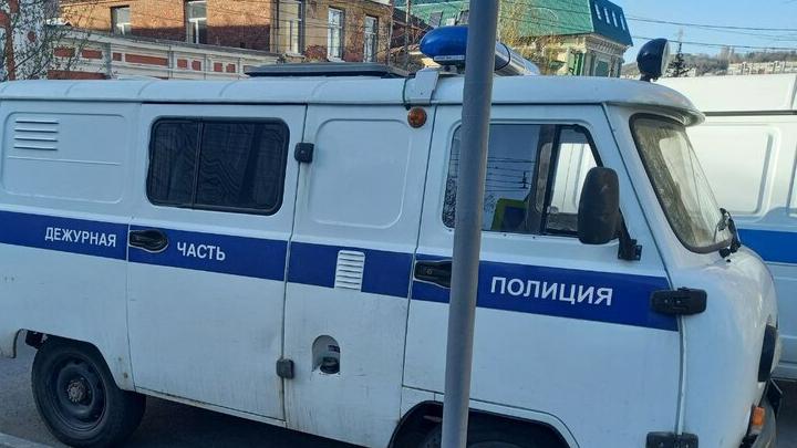 В подъезде саратовской многоэтажки пьяный горожанин ограбил женщину