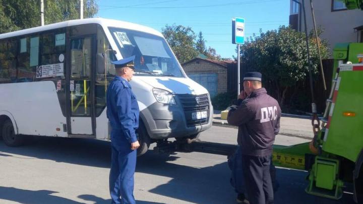 В Саратове на 93 маршруте курсировал опасный для пассажиров автобус