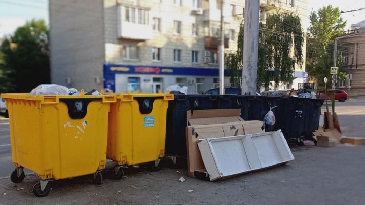 Мусорный бардак в Саратове: чиновник объяснил, почему контейнеры переполнены, хотя их «слишком много»