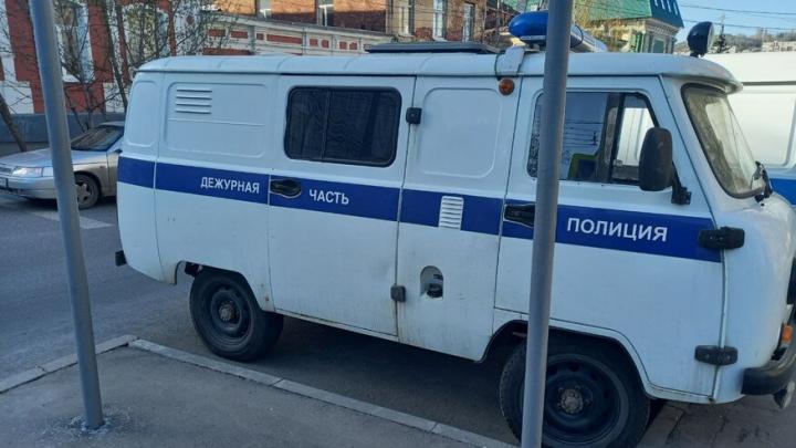 Саратовский рецидивист сел погреться в чужую машину и угнал ее