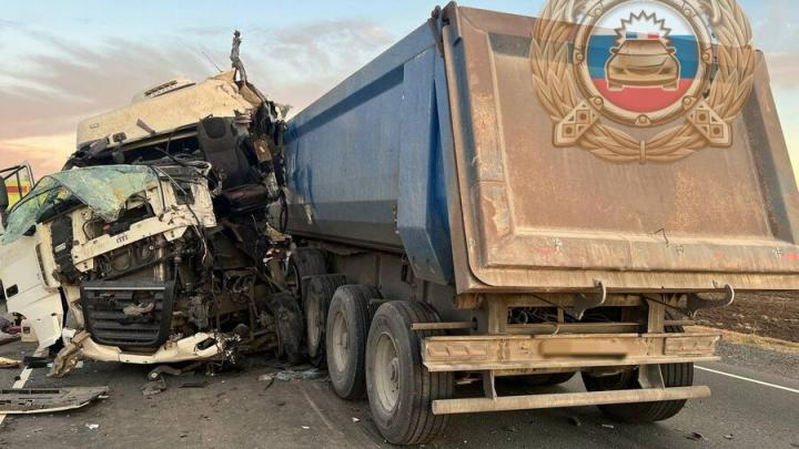 Водитель погиб в ДТП с двумя грузовиками в Энгельсском районе