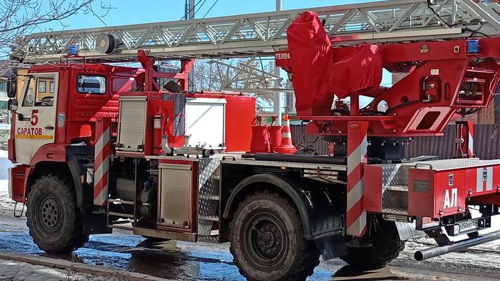 Крупный пожар в Саратове: горела двухэтажная расселёнка в 750 