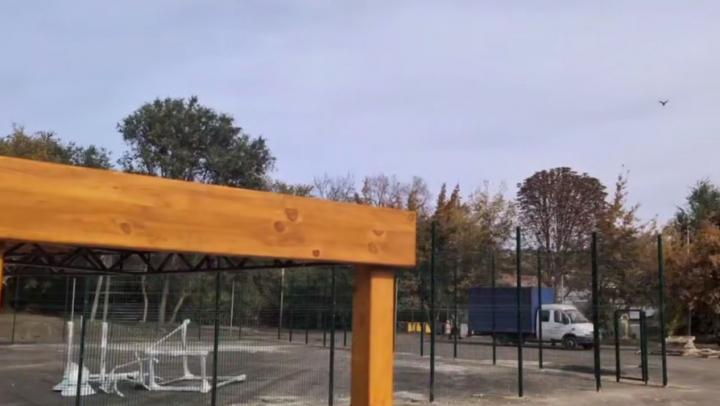 В сквере на Прессовой в Саратове монтируют детские и спортивные площадки