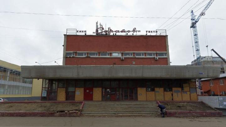 Шесть расчетов выезжали на пожар в здании кинотеатра 