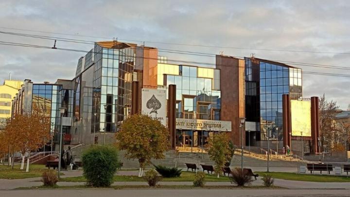 У Саратовского ТЮЗа ограничат остановку и стоянку транспорта