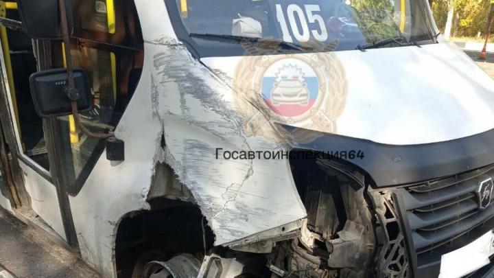 В Саратове водителю маршрутки стало плохо и он попал в ДТП