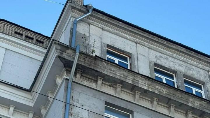 В Саратове управляющая компания должным образом не следит за состоянием объекта культурного наследия