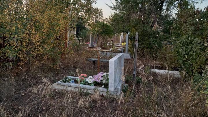 На кладбище в Красном Куте выявлены многочисленные нарушения
