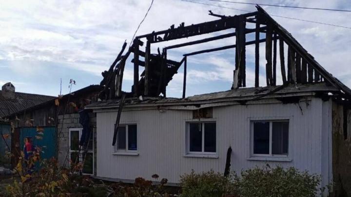 В Саратовской области огонь уничтожил более 200 квадратных метров жилья