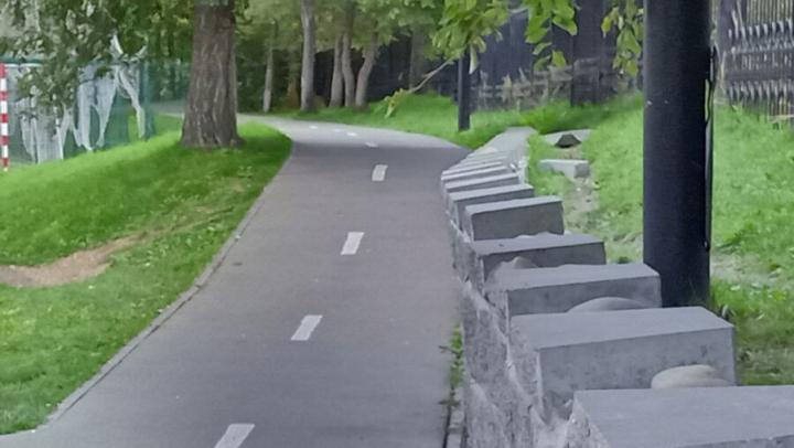 В саратовском сквере Марины Расковой вот-вот упадет подпорная стенка