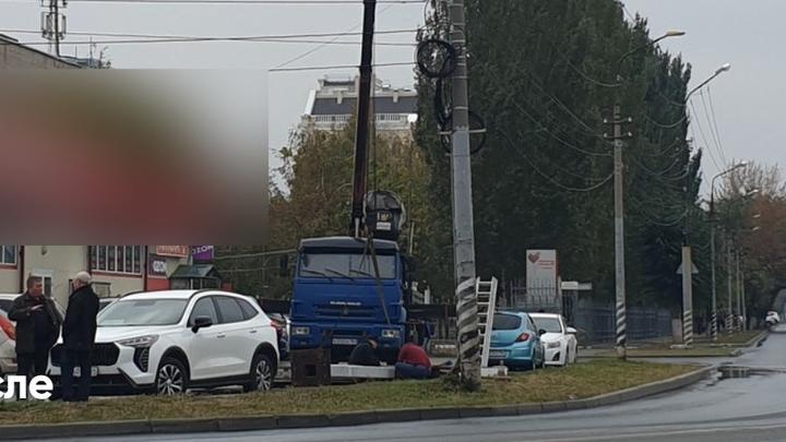 В Энгельсе продолжают сносить незаконные рекламные щиты