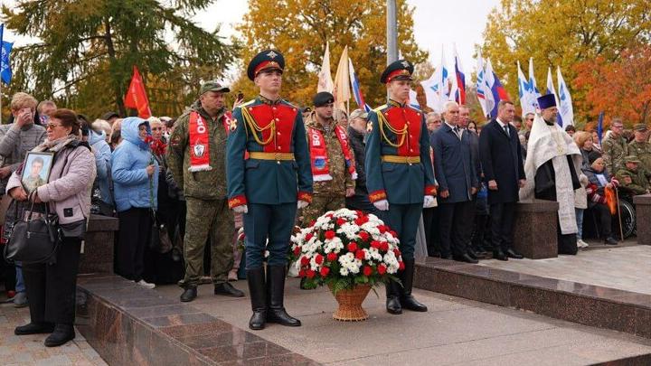 Имена погибших участников СВО увековечили в саратовском Парке Победы