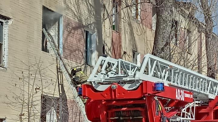 В аварийном доме в Заводском районе Саратова сгорела комната