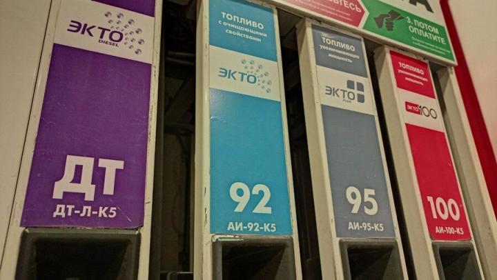 Бензин вновь подорожал в Саратовской области, солярка подешевела