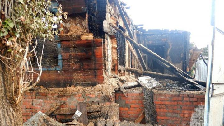 Мужчина погиб на пожаре в Энгельсском районе: семья спаслась