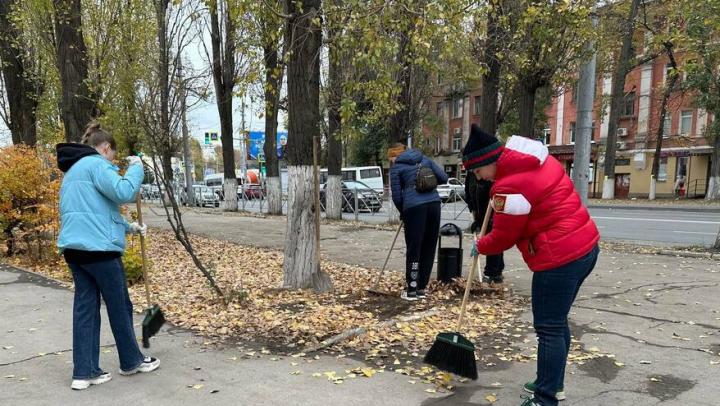 Около 5 тысяч саратовцев вышли на общегородской субботник